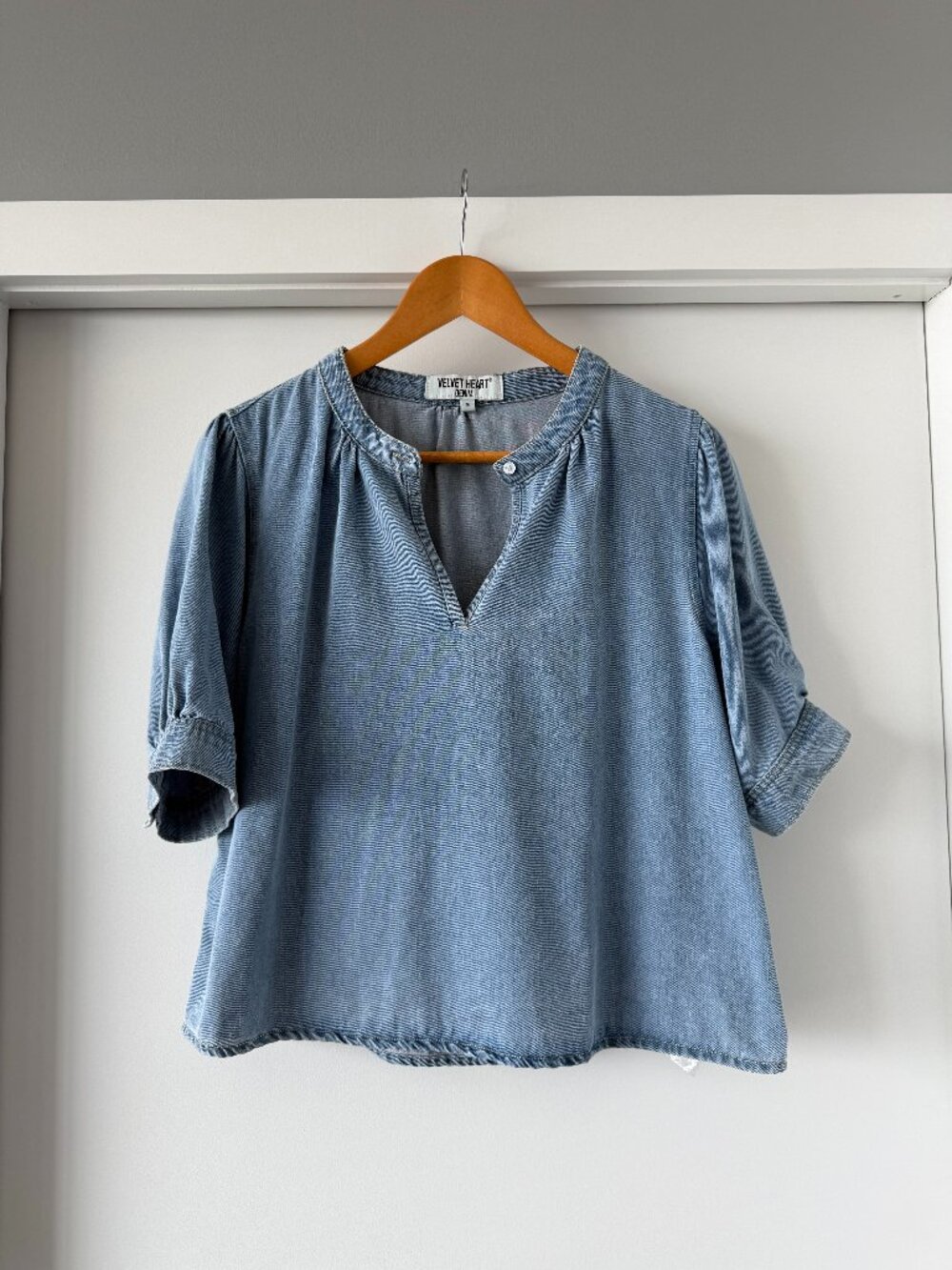 Velvet Heart Denim Lightweight Chambray Puff Sleeve Blouse | Medium